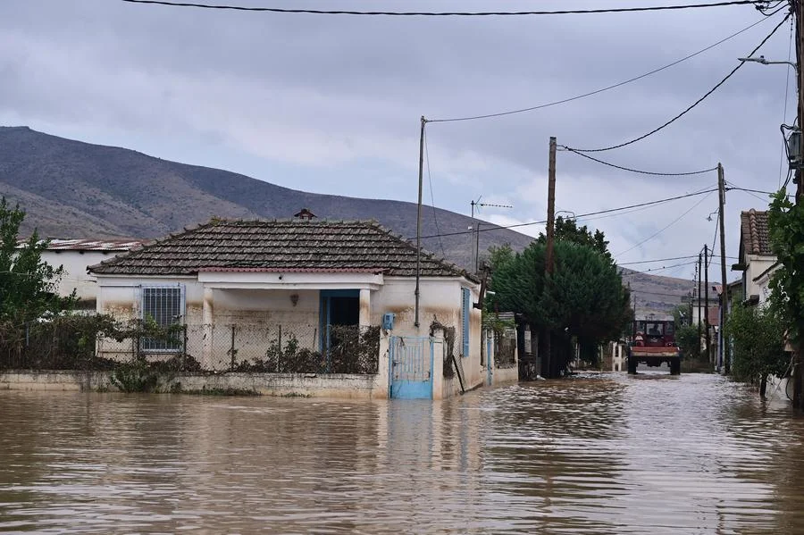 ฝนตกน้ำท่วมใน 'กรีซ' ดับแล้ว 6 ราย ถนนถูกตัดขาด