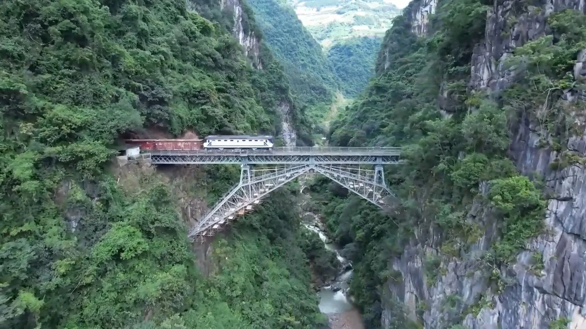 วิศวกรจีนตรวจสุขภาพ 'สะพานรถไฟ' ร้อยปีในยูนนาน