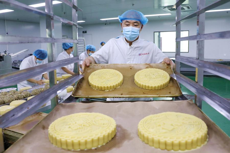 สายการผลิต 'ขนมไหว้พระจันทร์' ป้อนตลาดผู้บริโภคในจีน
