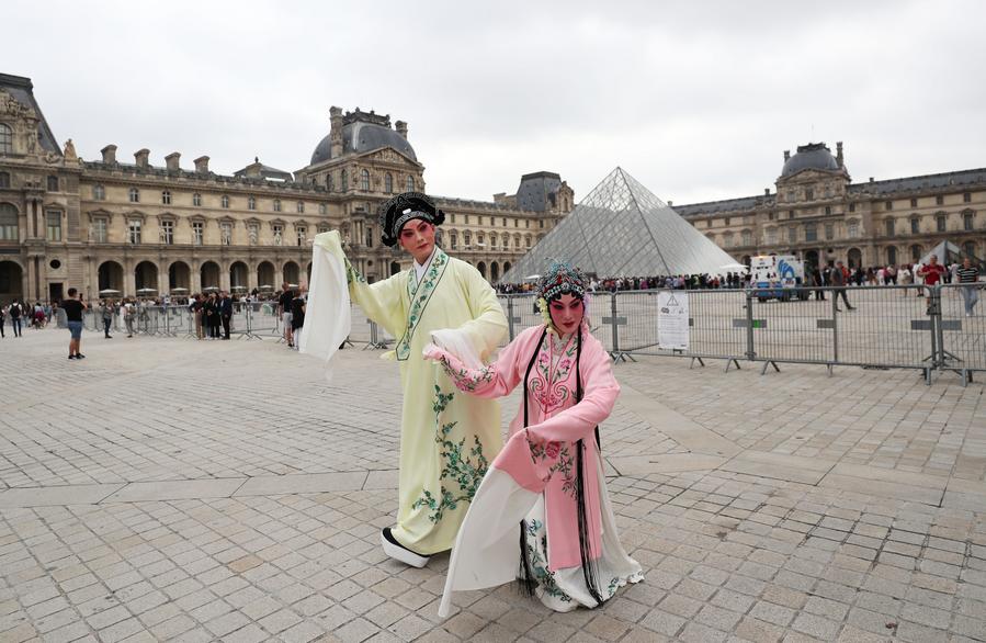 สองชาวจีนโชว์แฟลชม็อบ 'งิ้วคุนฉวี่' ตามแลนด์มาร์กในฝรั่งเศส