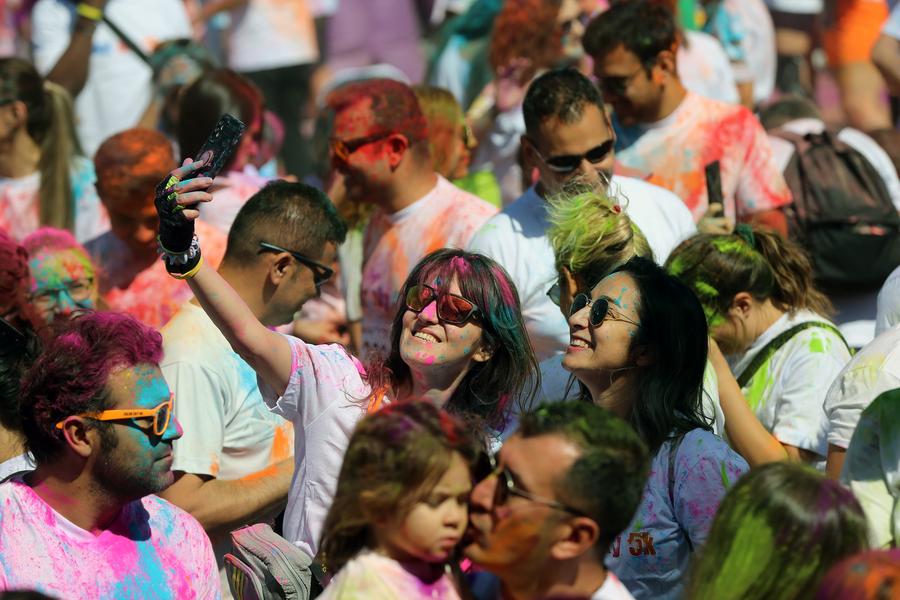ตุรกีจัดเทศกาล 'วิ่งสาดสี' ระยะ 5 กิโลเมตร