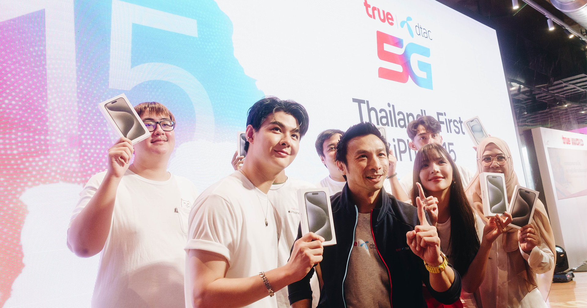 ทรู-ดีแทค ส่งมอบ iPhone 15 ให้คนไทยกลุ่มแรก พร้อมกันทุกภาคทั่วประเทศ