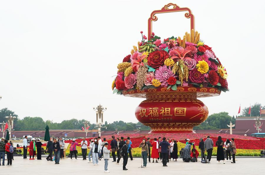 กระเช้าดอกไม้ยักษ์ แปลงดอกไม้สามมิติ ต้อนรับ 'วันชาติจีน' ในปักกิ่ง