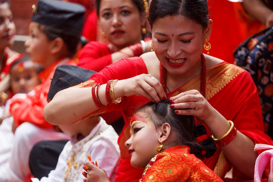 Asia Album : เด็กหญิงเนปาลสวมชุดแดงร่วมพิธีบูชา 'เทพธิดากุมารี'