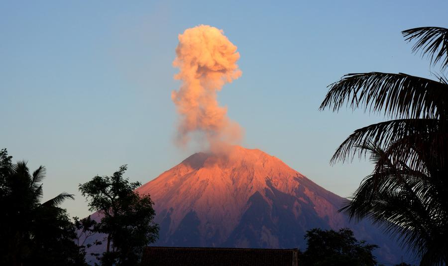 ภูเขาไฟ 'เซเมรู' ในอินโดฯ ปะทุพ่นเถ้าถ่าน