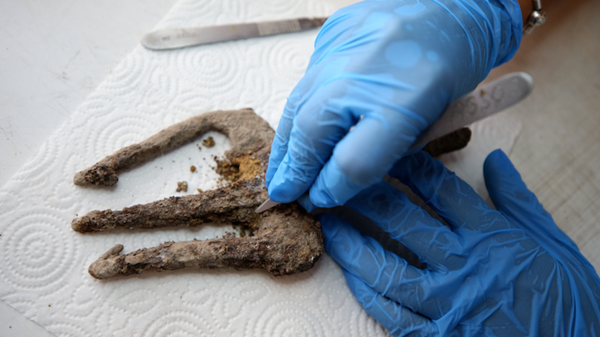 ตุรกีขุดพบฉมวก 'ตรีศูล' โบราณ คาดอายุ 1,800 ปี