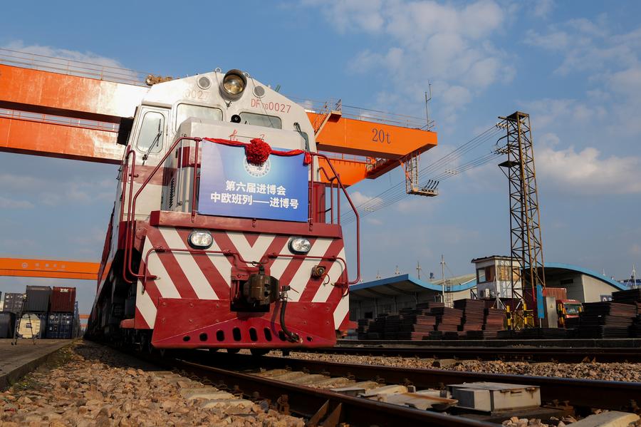 รถไฟสินค้าจีน-ยุโรป ขนสิ่งจัดแสดงงาน CIIE วิ่งถึงเซี่ยงไฮ้