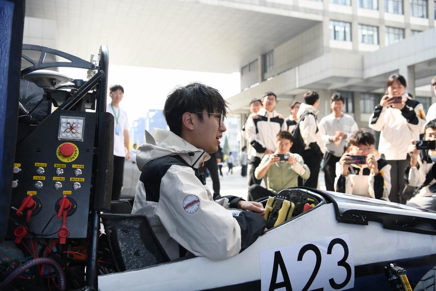 รถแข่ง 'ฟอร์มูลา' ฝีมือ 'นักศึกษาจีน' ประกอบเอง