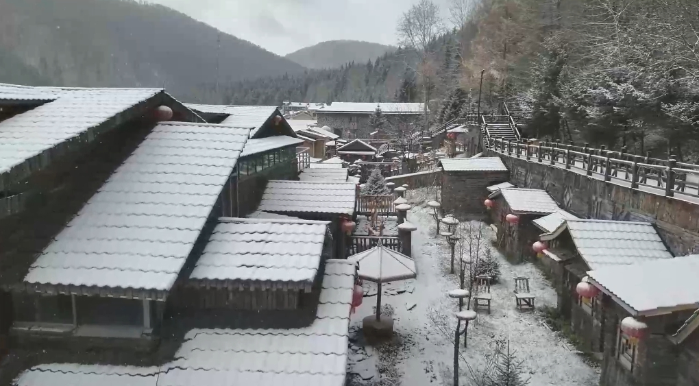 'หมู่บ้านหิมะ' ของจีน ต้อนรับหิมะแรกในฤดูใบไม้ร่วง