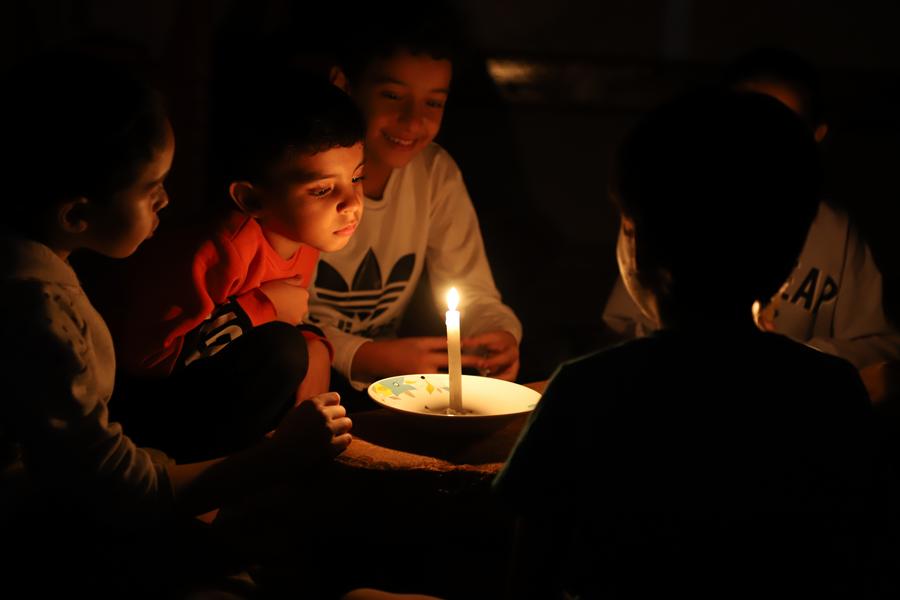 เด็กน้อยพึ่งพา 'แสงเทียน' หลังอิสราเอล 'ตัดไฟ' ในฉนวนกาซา