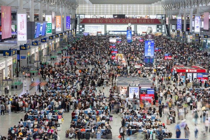 จีนเผยยอด 'นักท่องเที่ยวในประเทศ' เดินทางช่วงสามไตรมาสแรก แตะ 3.67 พันล้านครั้ง