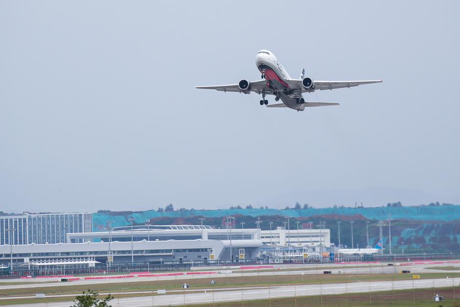สนามบินเน้นขนส่งสินค้าในจีน เปิดตัว 'เที่ยวบินสินค้าต่างแดน' สายที่ 10