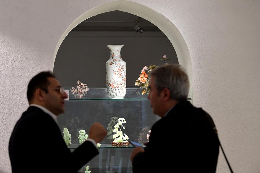อิหร่านจัดแสดง 'งานศิลปะจีน' สุดประณีตในพระราชวังซาดาอาบัด