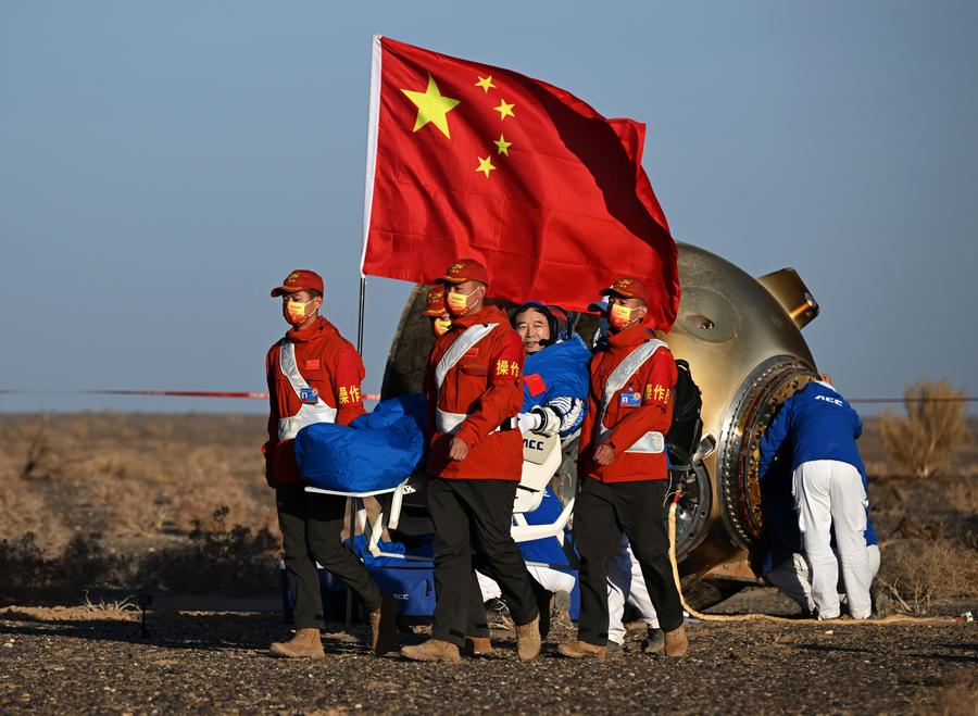 ทีมนักบินอวกาศ 'เสินโจว-16' ของจีน กลับถึงพื้นโลกปลอดภัย