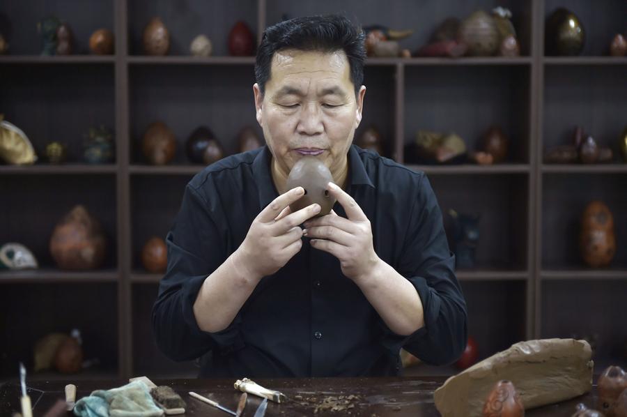ชวนรู้จัก 'หวังเจี้ยน' ชายผู้สืบทอดการปั้น 'ซวิน' เครื่องดนตรีโบราณของจีน