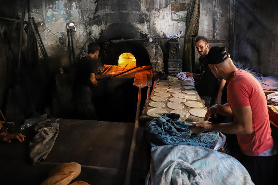 ชาวปาเลสไตน์ล้อมวงรอซื้อ 'ขนมปัง' ในฉนวนกาซา