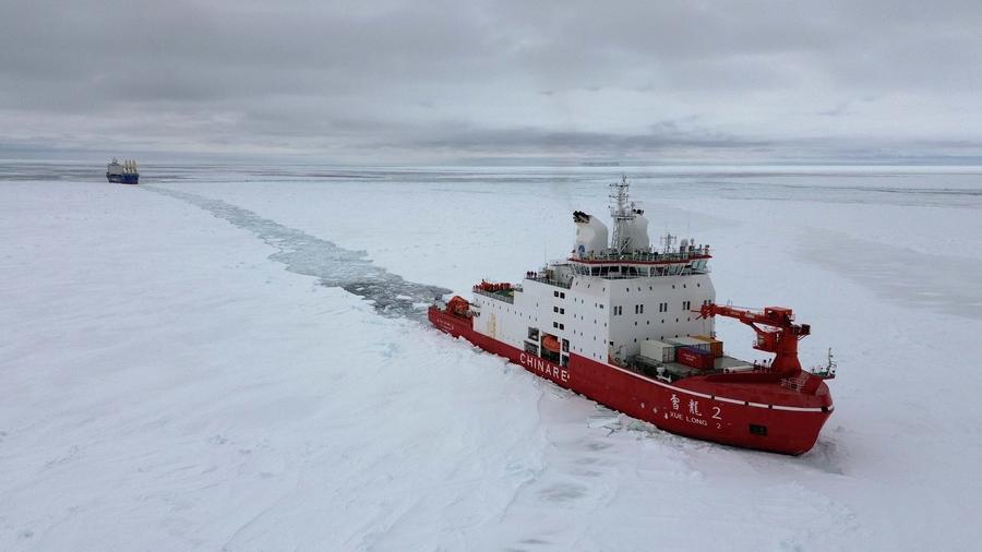 สองเรือ 'เสวี่ยหลง 2-เทียนฮุ่ย' ของจีน แล่นกลางทะเลน้ำแข็งในแอนตาร์กติก