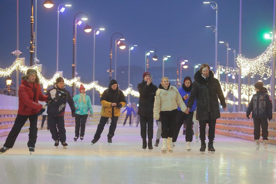 ผู้คนเล่น 'สเก็ตน้ำแข็ง' เพลิดเพลินในรัสเซีย