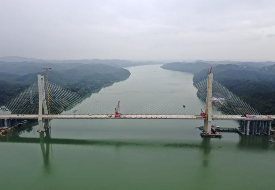 คนงานจีน 'เชื่อมสะพานทางด่วน' ข้ามแม่น้ำในกว่างซี
