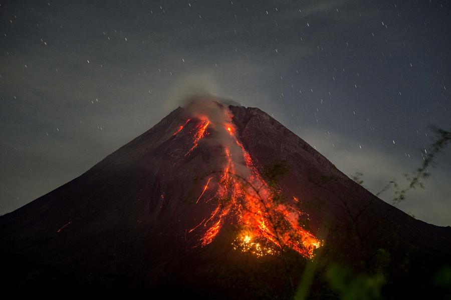 'ภูเขาไฟเมราปี' ในอินโดนีเซียปะทุ พ่นลาวาสีแดงฉาน