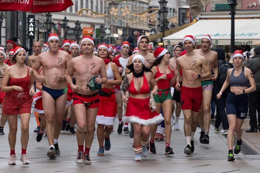 ชาวฮังการีสวมหมวกซานตา ร่วมวิ่งการกุศลในบูดาเปสต์