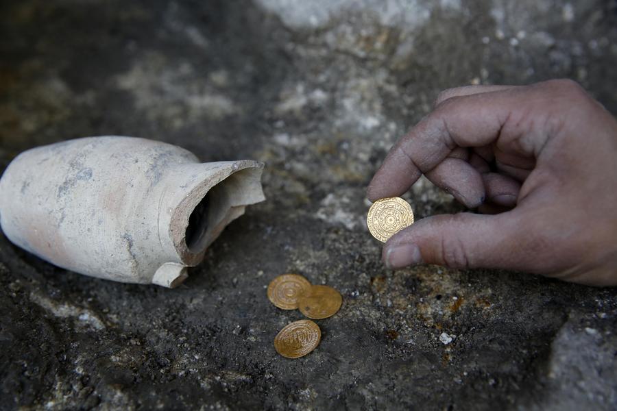 เด็ก 12 ขวบชาวอิสราเอลพบ 'เหรียญโรมันอายุ 2,000 ปี'