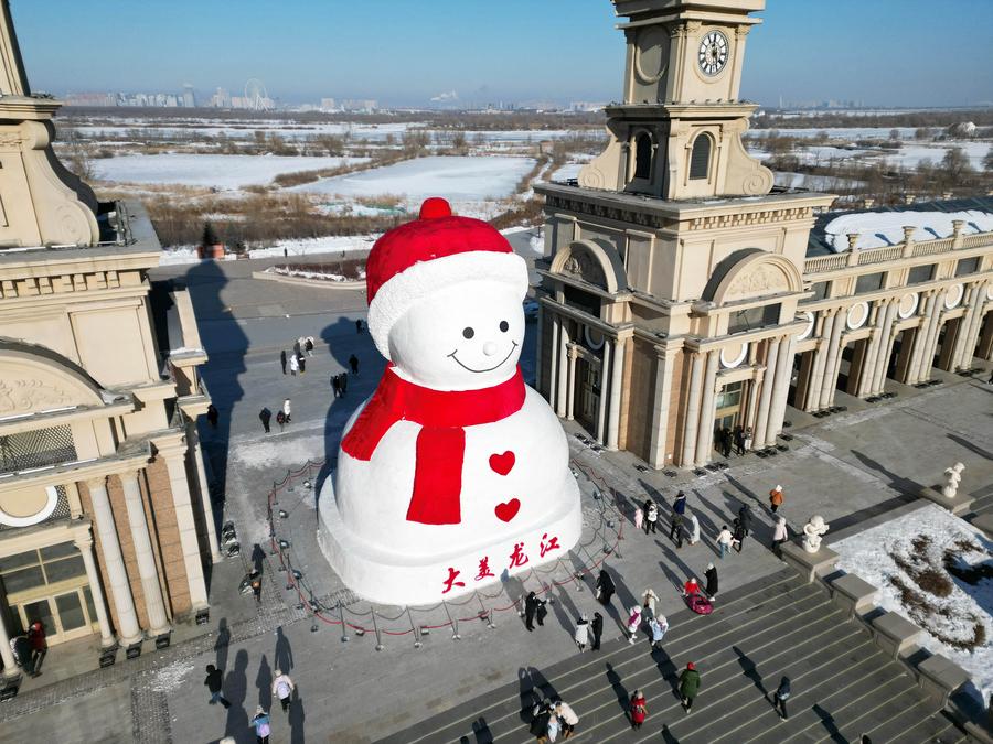 ตุ๊กตาหิมะยักษ์ 18 เมตร ยืนยิ้มแฉ่งในฮาร์บิน