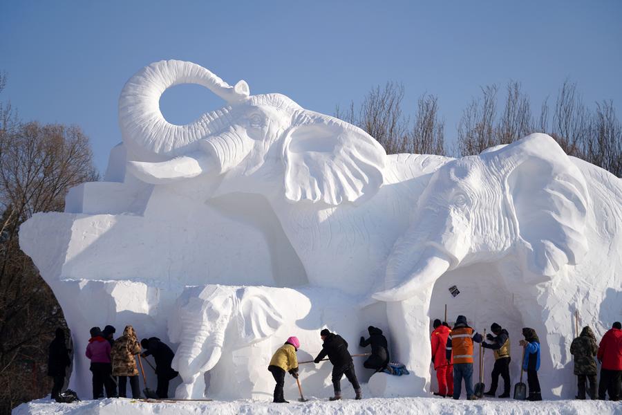 งานสร้างรูปปั้นหิมะแกะสลัก ตระการตาในฮาร์บิน