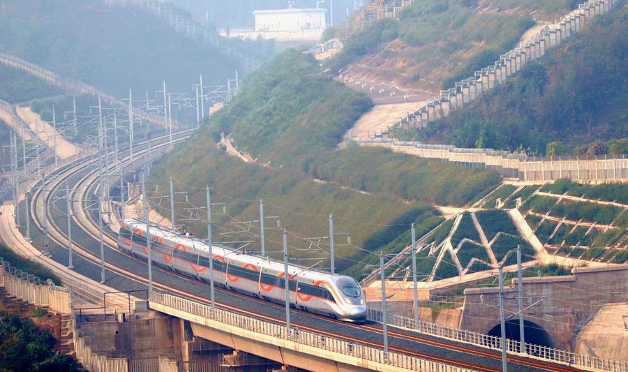 จีนเปิดทางรถไฟเร็วสูงเชื่อมเฉิงตู-อี๋ปิน ประกอบด้วยสะพานกว่า 230 แห่ง