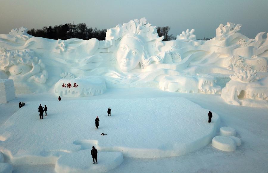 ฮาร์บินเนรมิตรูปปั้นหิมะแกะสลักใหญ่ยักษ์ ยาว 100 เมตร