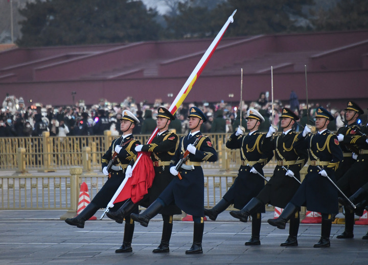 ชาวจีนพร้อมพรัก ร่วมพิธีเชิญธงชาติขึ้นสู่ยอดเสารับศักราชใหม่ ณ จัตุรัสเทียนอันเหมิน