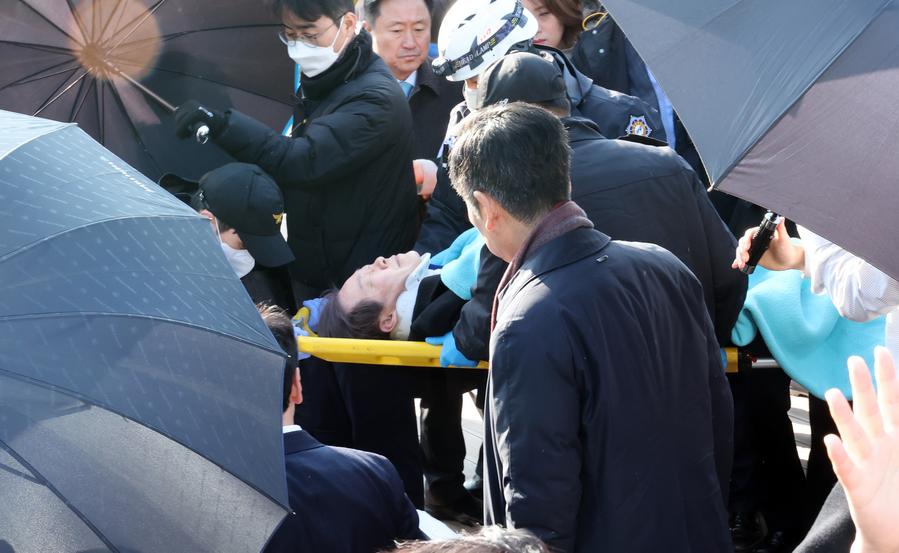 คนร้ายใช้มีดบุกแทง 'ผู้นำฝ่ายค้านเกาหลีใต้' ขณะเยือนปูซาน