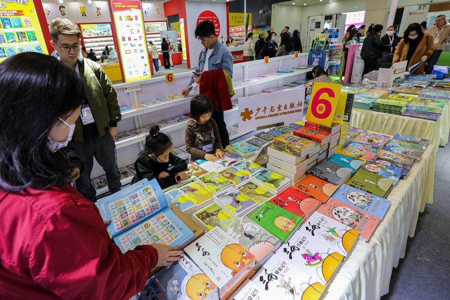 ยอดขายปลีก 'หนังสือ' ในจีน ปี 2023 ทะลุ 9 หมื่นล้านหยวน