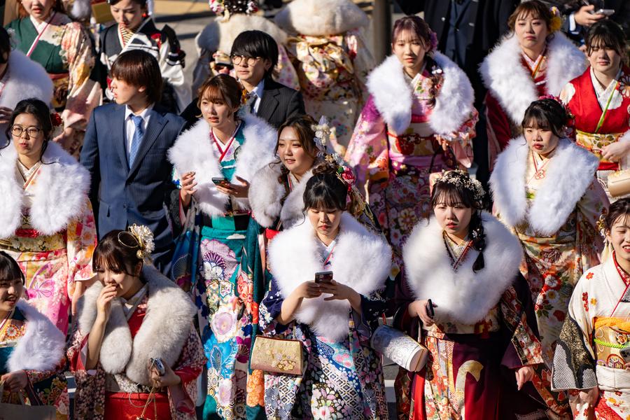 สาวญี่ปุ่นแต่งชุดกิโมโน ฉลอง 'วันบรรลุนิติภาวะ'สาวญี่ปุ่นแต่งชุดกิโมโน ฉลอง 'วันบรรลุนิติภาวะ'