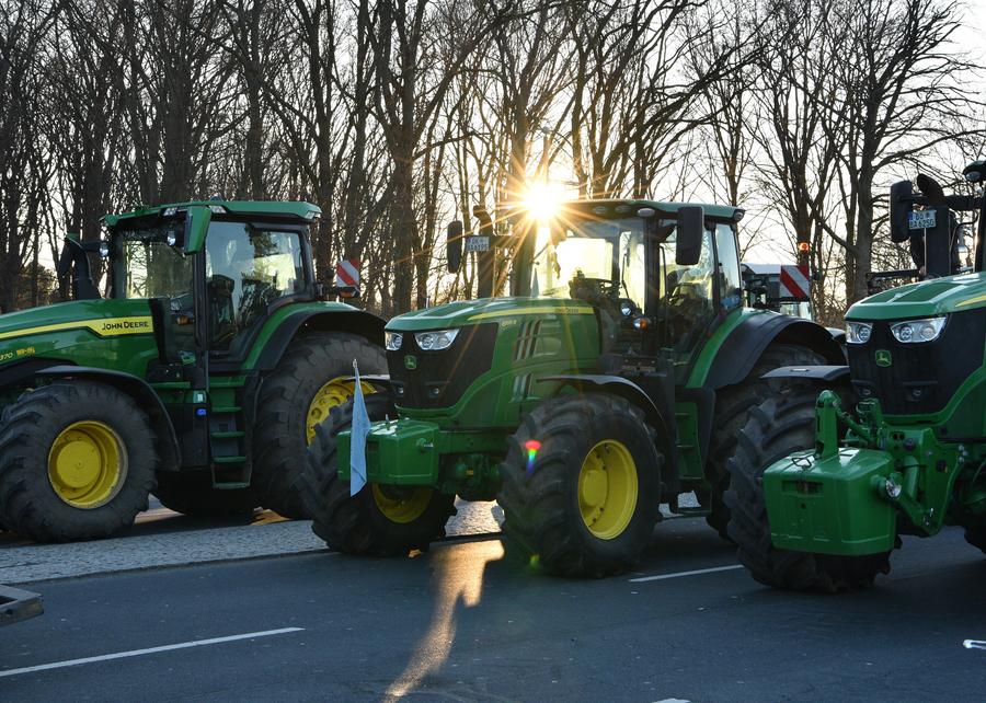 เกษตรกรเยอรมนีจัดทัพรถแทรกเตอร์ ประท้วงปมยกเลิกเงินอุดหนุน