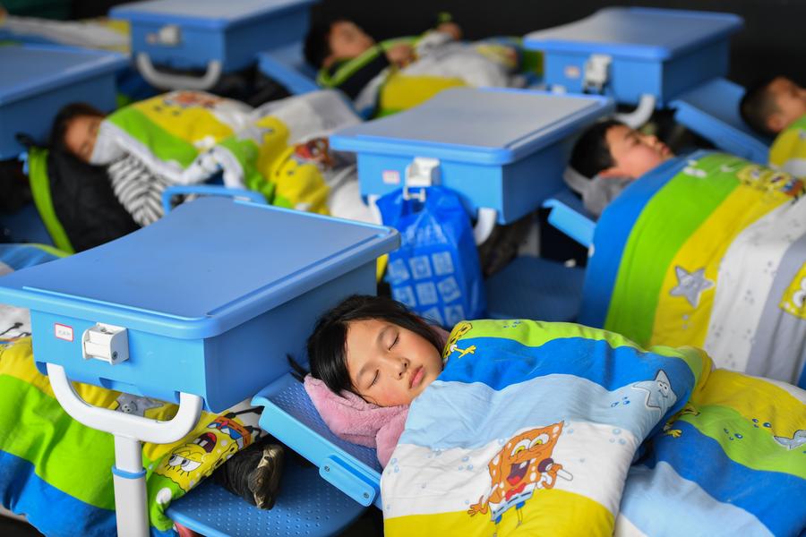 โรงเรียนในจีนจัด 'เก้าอี้พับ' ปรับนอนได้ หนุนเด็กงีบหลับกลางวัน