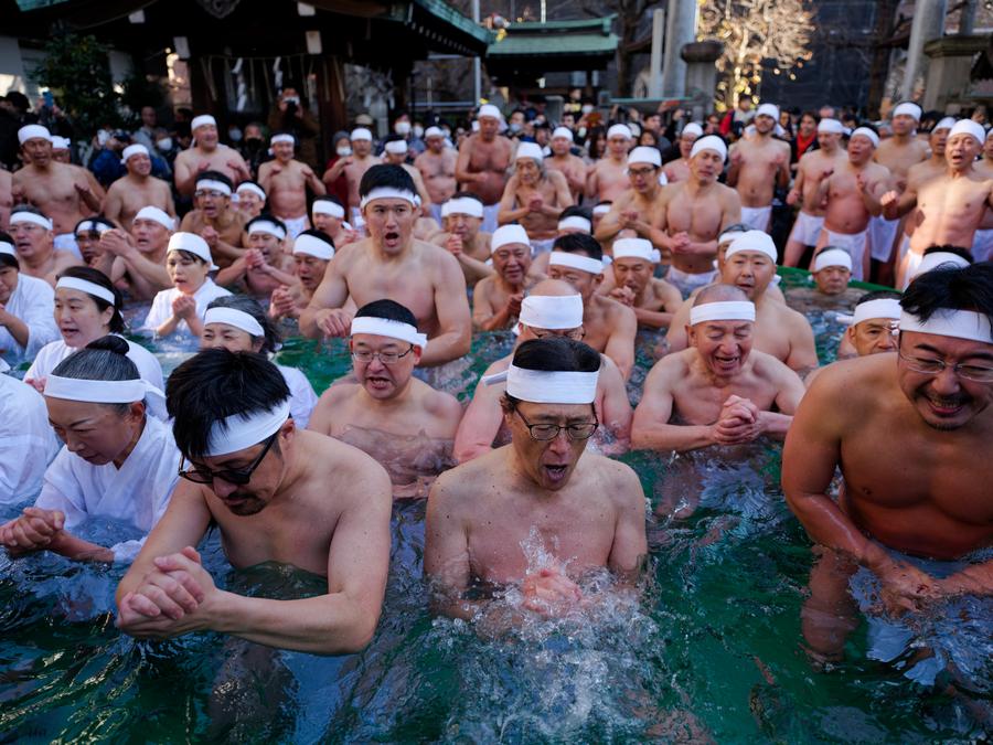ชาวญี่ปุ่นท้าหนาวแช่น้ำเย็นจัด ขอพรให้สุขภาพแข็งแรง