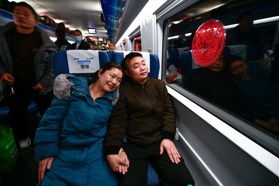 รถไฟเร็วสูงเอื้อคู่รักจีน เดินทางไกลกว่า 1,500 กม. กลับบ้านเกิดช่วงตรุษจีน