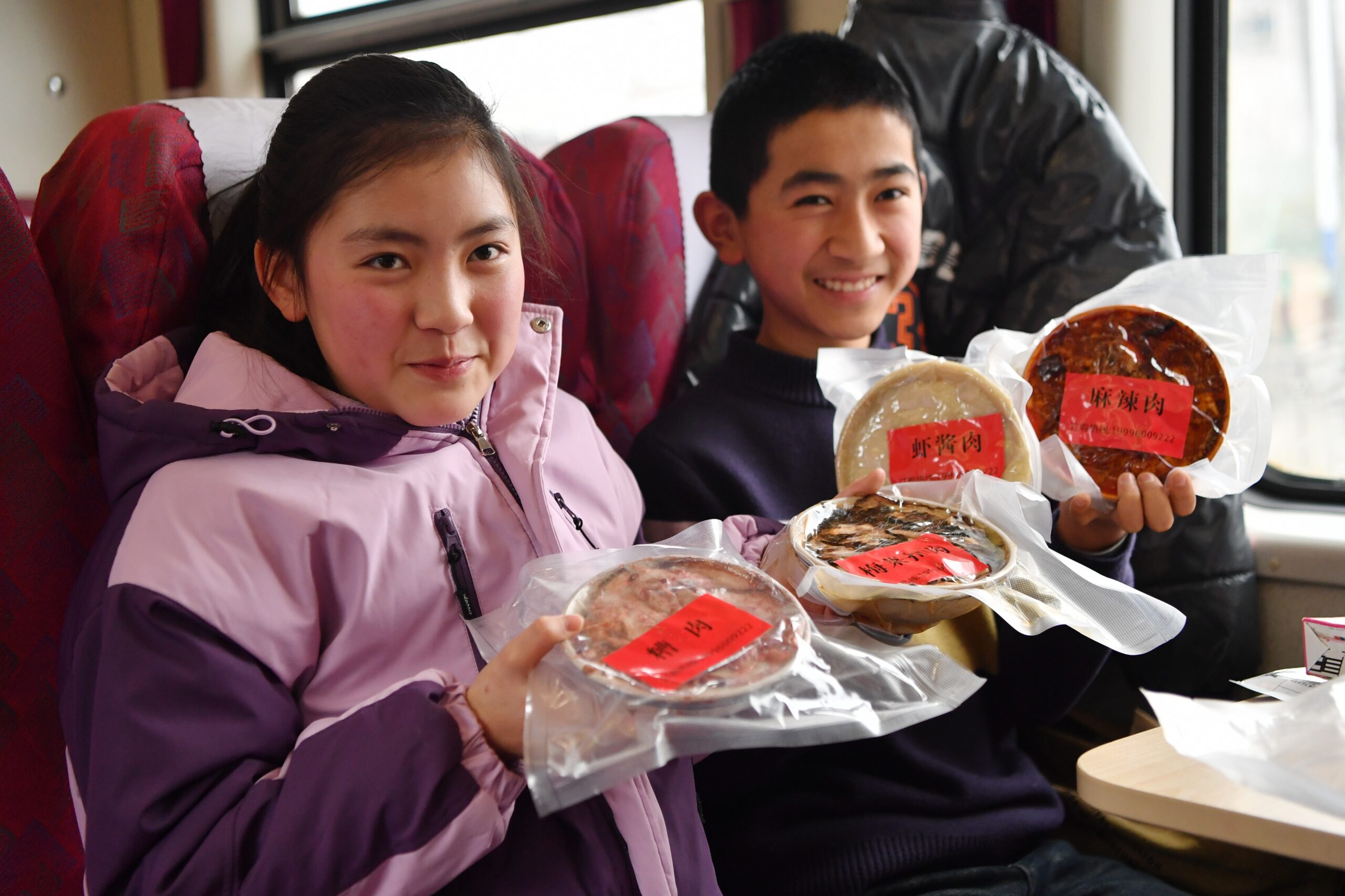 ชาวบ้านกานซู่นั่ง 'รถไฟช้า' เข้าเมืองชอปปิงรับตรุษจีน