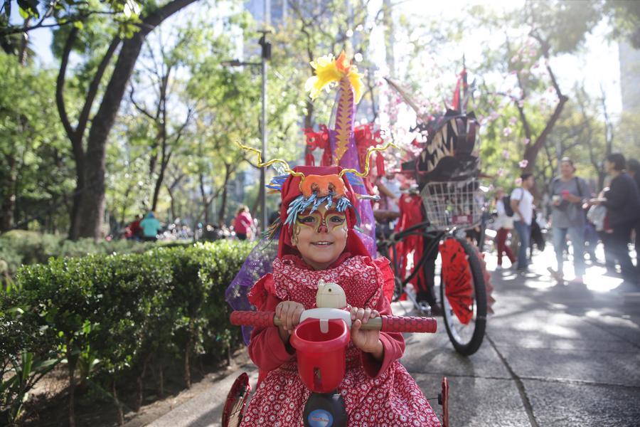 งานประชันคอสตูมจักรยาน 'ปีแห่งมังกร' สุดสร้างสรรค์ในเม็กซิโก