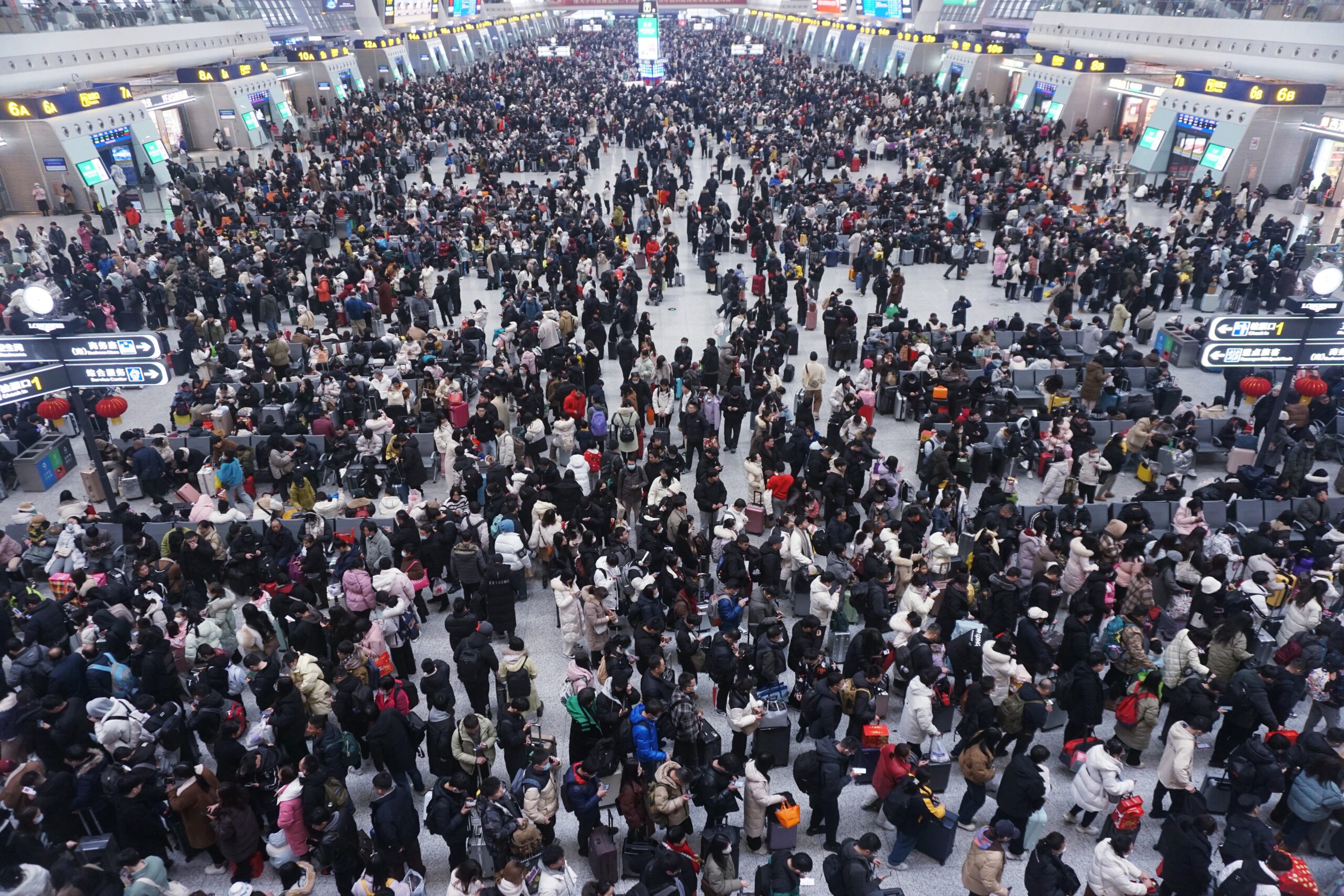 ผู้โดยสารเนืองแน่นสถานีรถไฟจีน ส่งท้ายหยุดยาวตรุษจีน