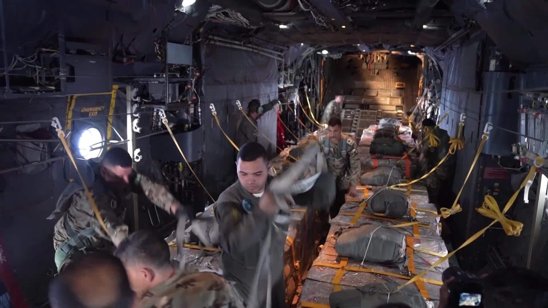 กองทัพจอร์แดนปฏิบัติการปล่อยร่มส่งของ ช่วยเหลือผู้คนในกาซา