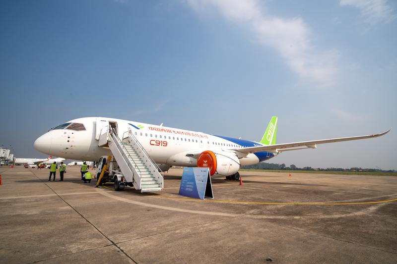'ซี919-เออาร์เจ21' เครื่องบินฝีมือจีน โชว์ตัวต่อในกัมพูชา หลังไปเยือนเวียดนาม ลาว