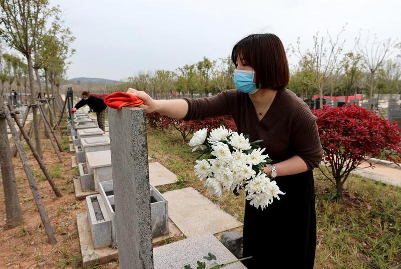 จีนออกหนังสือเวียนดูแลกิจกรรม 'ปัดกวาดหลุมศพ' ช่วงหยุดเชงเม้ง