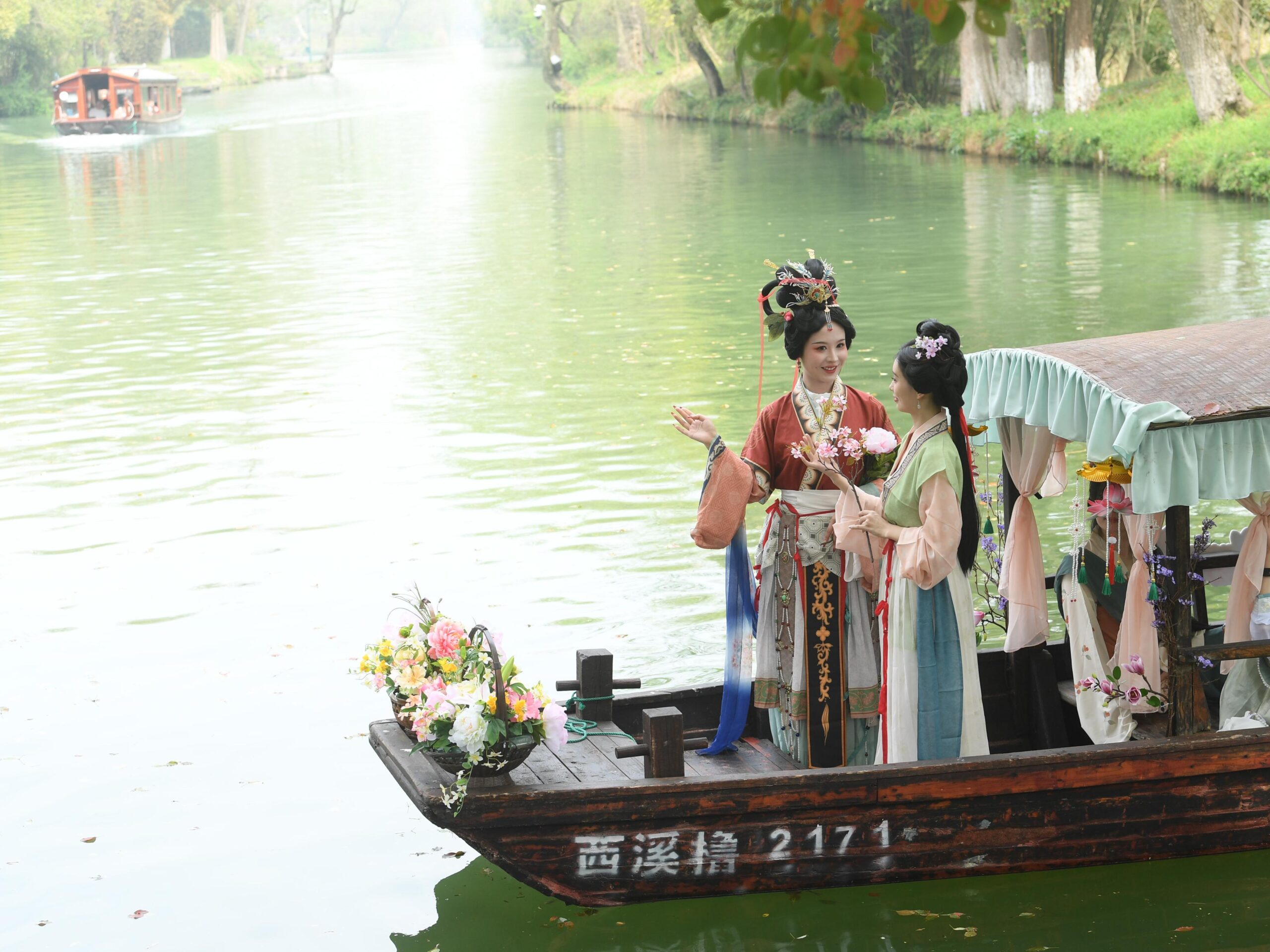 เรือแห่สาวงามในชุดจีนโบราณ ฉลองเทศกาลดอกไม้ในหางโจว