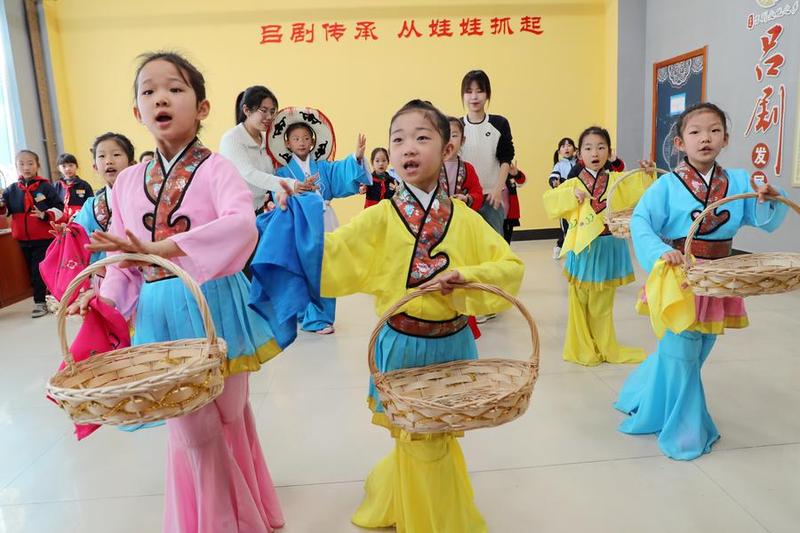 โรงเรียนจีนจัดกิจกรรมเรียนรู้ 'งิ้ว' รับวันละครโลก