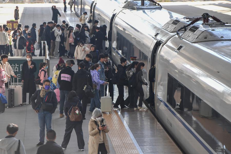 จีนเผยยอดผู้โดยสารเดินทาง ช่วงหยุดเช็งเม้งวันแรก ทะลุ 260 ล้านครั้ง