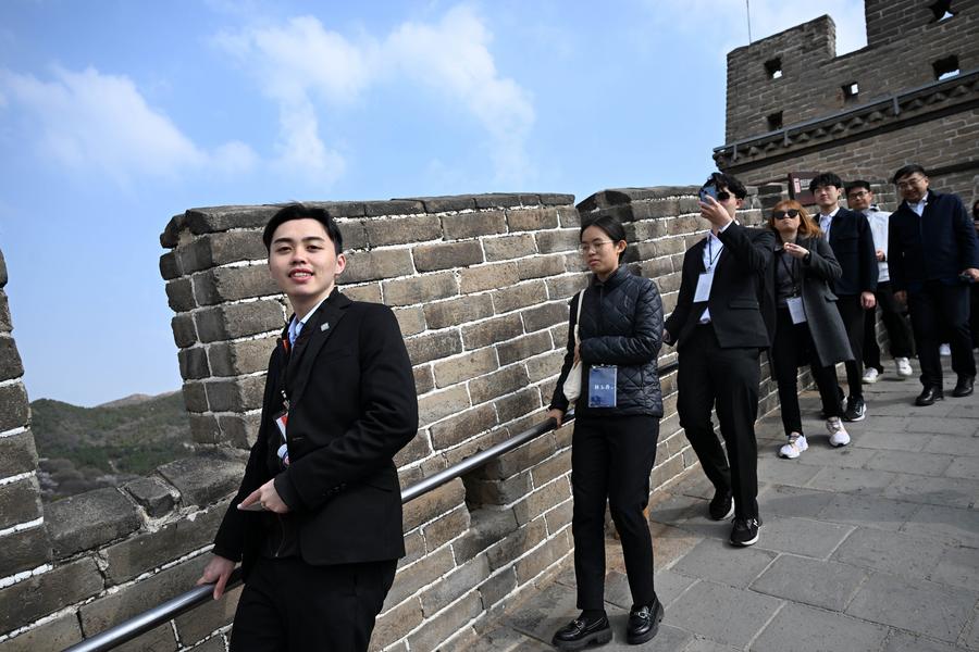 หม่าอิงจิ่ว อดีตประธานพรรคก๊กมินตั๋ง นำเยาวชนไต้หวัน เยือนกำแพงเมืองจีน