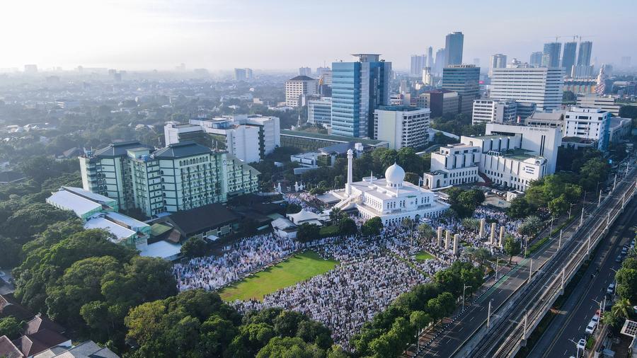 ชาวมุสลิมรวมตัวละหมาด รับวันอีฎิลฟิตริ ในอินโดนีเซีย