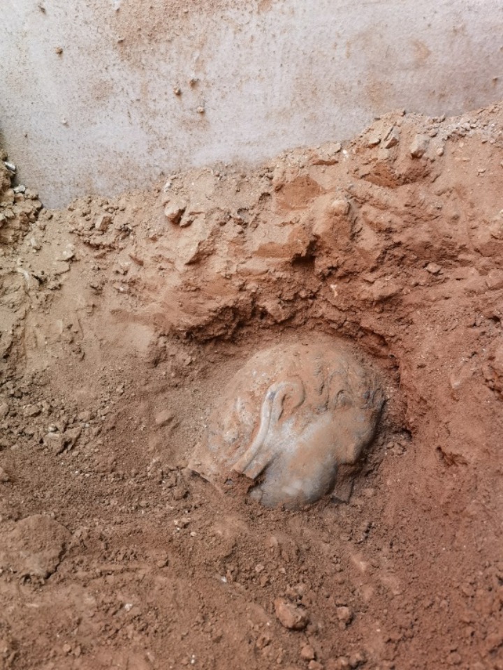 นักโบราณคดีจีนพบเศียรพระพุทธรูป ในผนังถ้ำสาขาหมู่ถ้ำหินหลงเหมิน